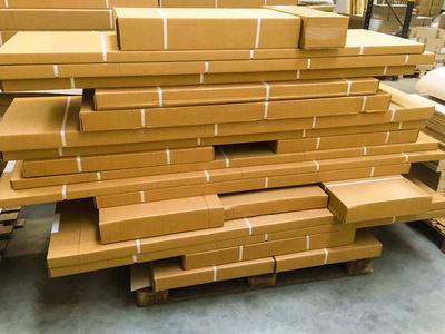 运输, 物流, 交货和产品分布业务工业概念︰ 与堆积纸箱包装的货物,在